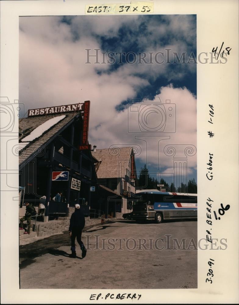1991 Press Photo Greyhound bus to Portland at Huckleberry Inn, Government Camp - Historic Images