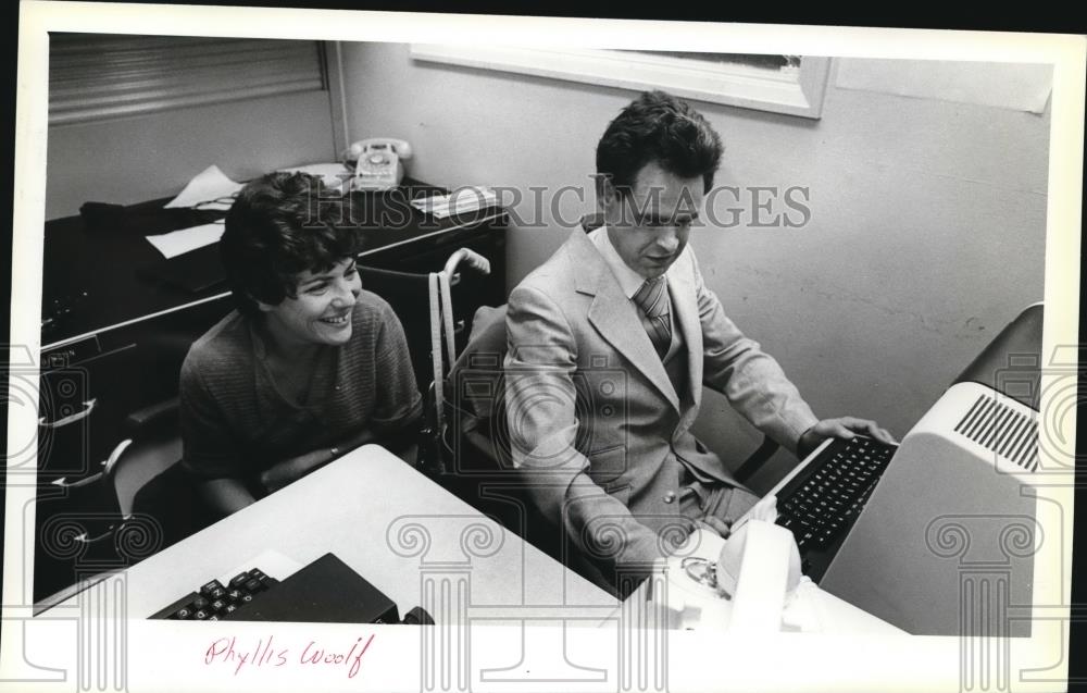 1981 Press Photo Phyllis Woolf Talks With James Robinson Blind Mathematician - Historic Images