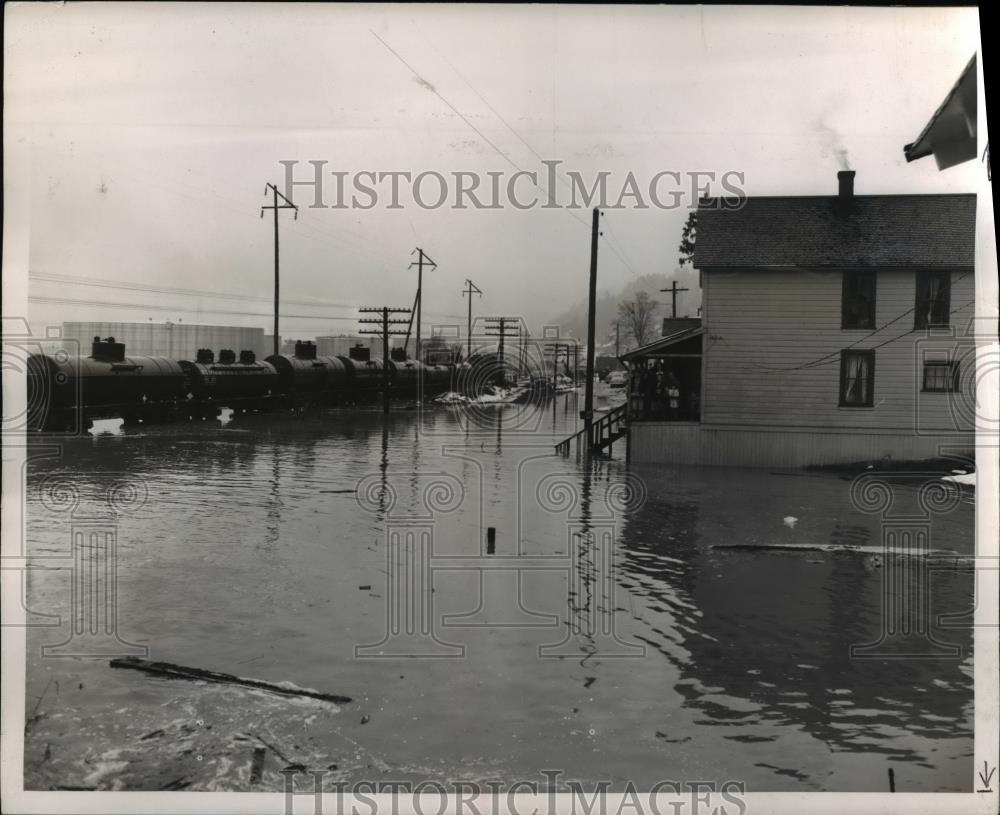 2001 Press Photo Water backs up deep around railroad cars and house - orb11756 - Historic Images