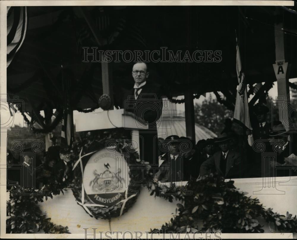 1927 Press Photo Pres. Cooldge shows accepting the Meade Memorial for the U.S - Historic Images