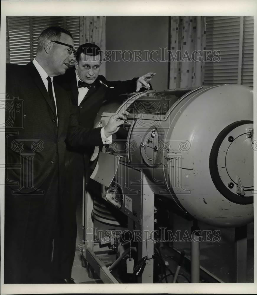 1965 Press Photo Iron lung belong to March of Dimes given by Worth W Caldwell Jr - Historic Images