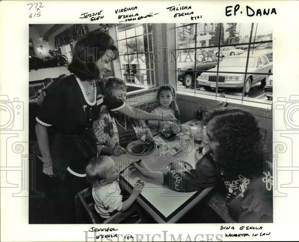 1991 Press Photo Jessie Glen serves a family at Joe and Jerry Danna&#39;s restaurant - Historic Images