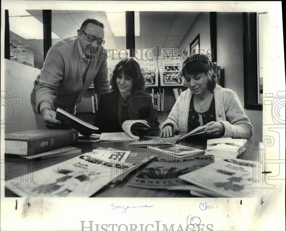 1981 Press Photo Suzanne Fresh and others are early graduates of Hillsboro High - Historic Images