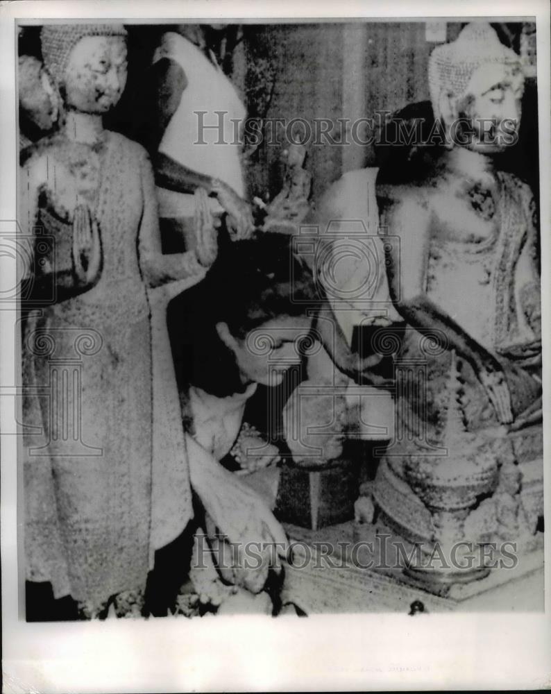 1967 Press Photo Jacqueline Kennedy delves through Thailand Antiques at Thailand - Historic Images