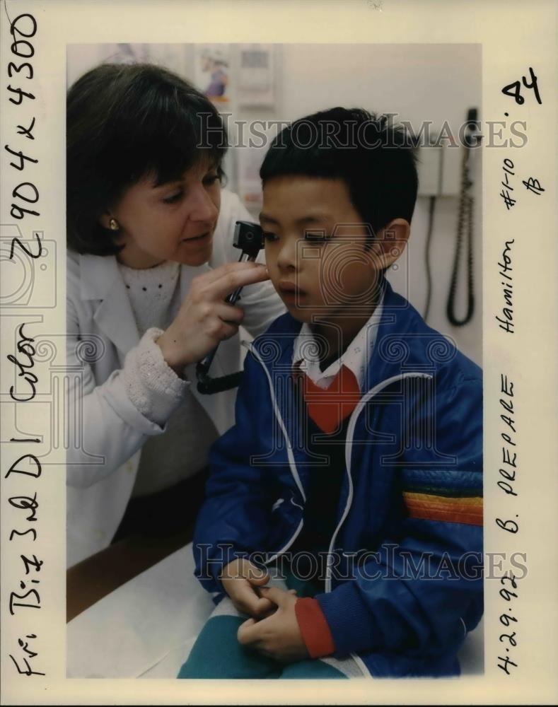 1992 Press Photo Nurse Jackie Seugin on Charles Lui&#39;s ears at Multnomah Center - Historic Images