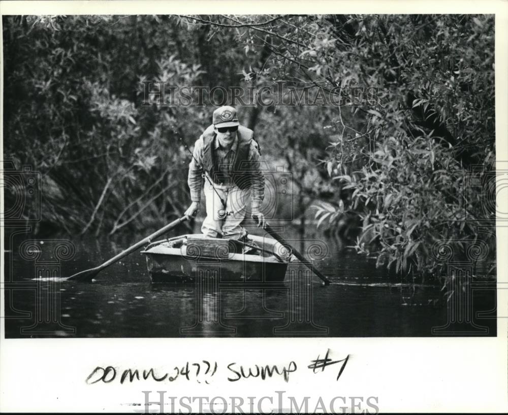 1983 Press Photo Vancouver Lake -Marshall Escola , fishing rod between his legs - Historic Images