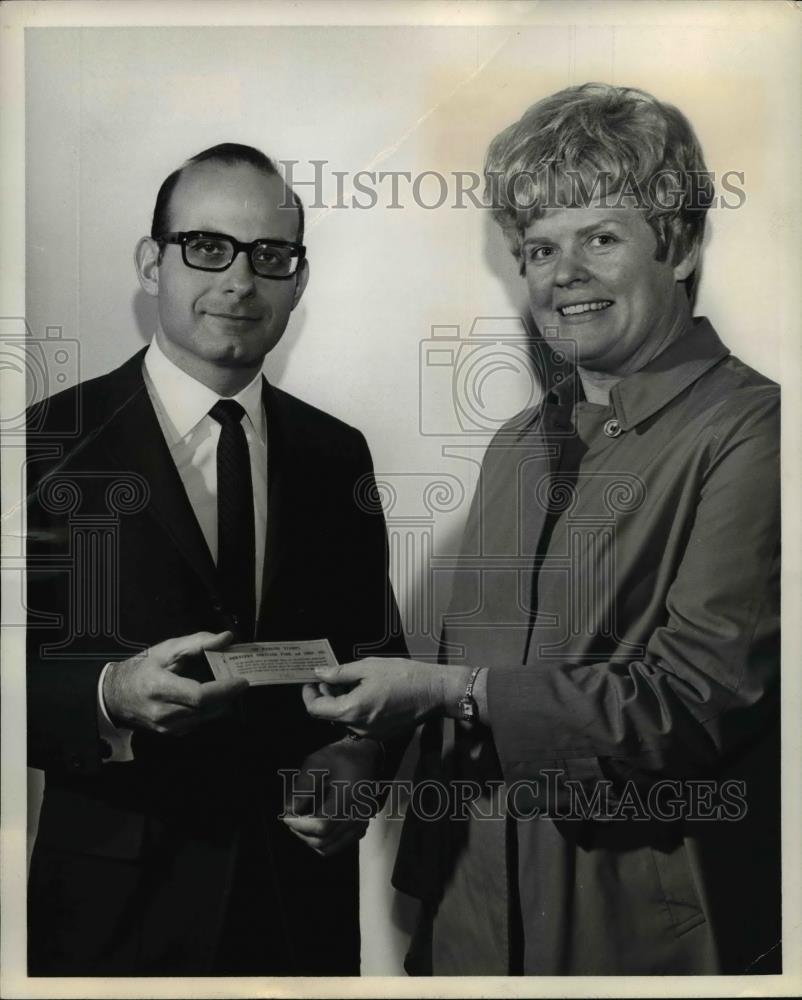 1970 Press Photo Leonard Zell giving one millionth park and shop stamp - Historic Images
