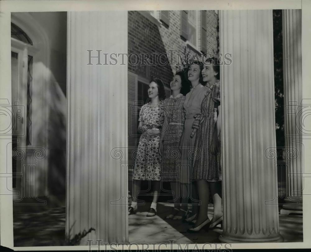 1939 Press Photo University of Missouri coed at a campus building - nee89599 - Historic Images