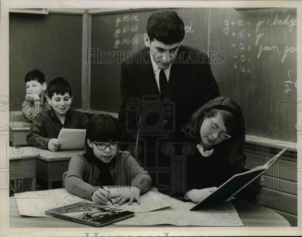 1967 Press Photo Cina Class at Severence Milliken School in Cleveland Heights - Historic Images