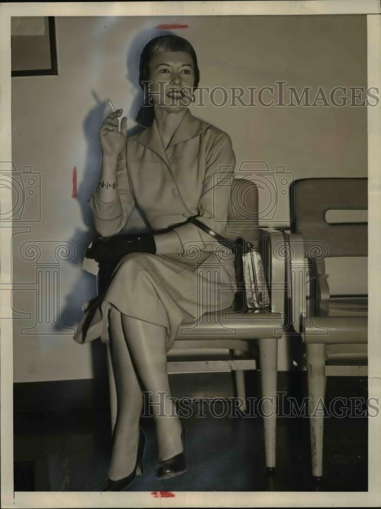 1954 Press Photo Mrs. Olga Hardaway At The District Court After She Testified - Historic Images