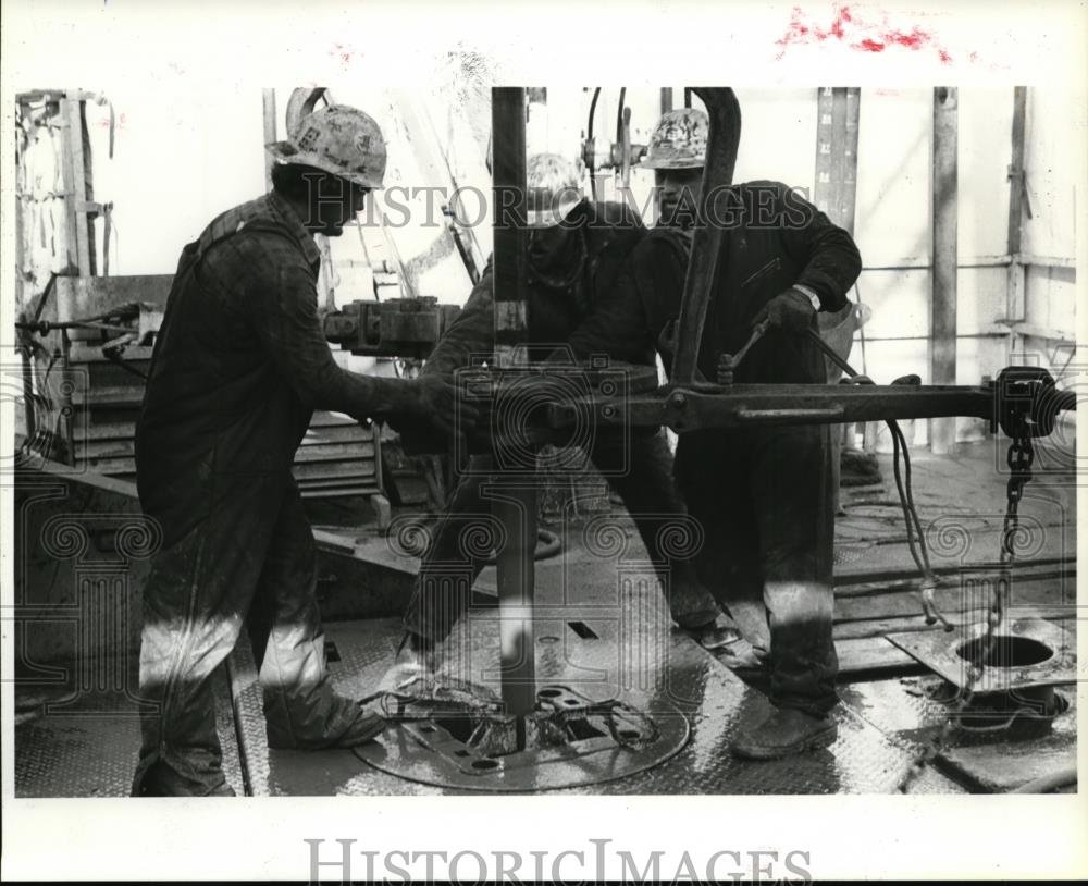 1985 Press Photo James Keith, Mike Spelce, Henry Nelso working at Wheeler County - Historic Images