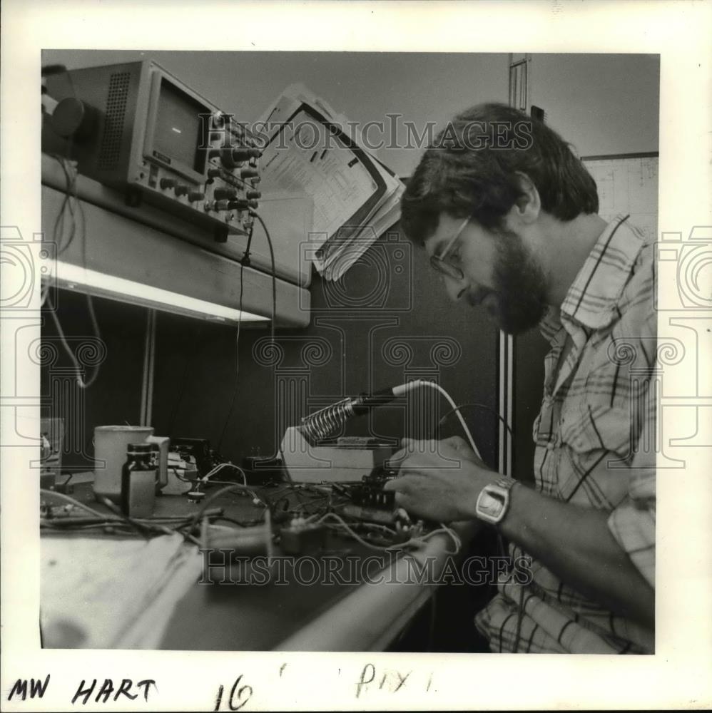 1985 Press Photo Head Tech. Tom Turkington examines life Science Intrumentation - Historic Images