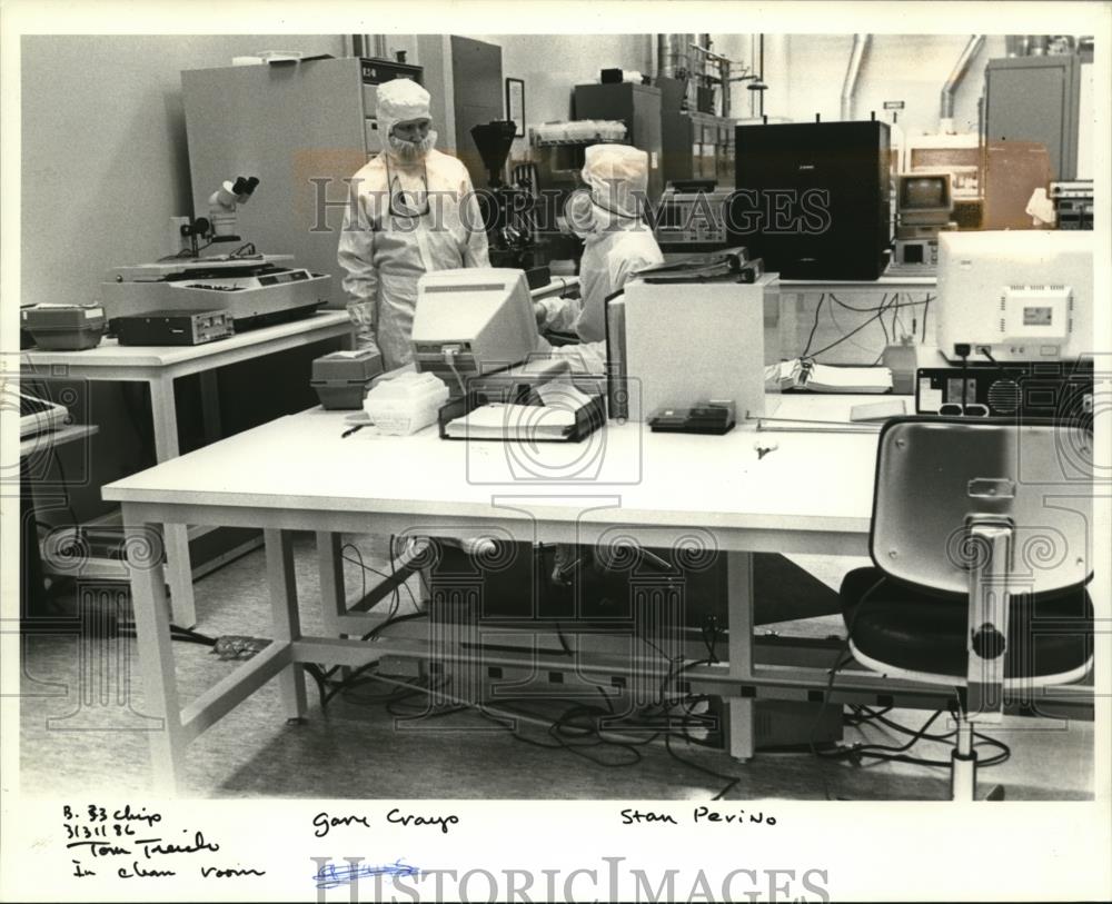 1986 Press Photo Gary Crays(L) & Stan Perino at Bipolar Integrated Technologies - Historic Images