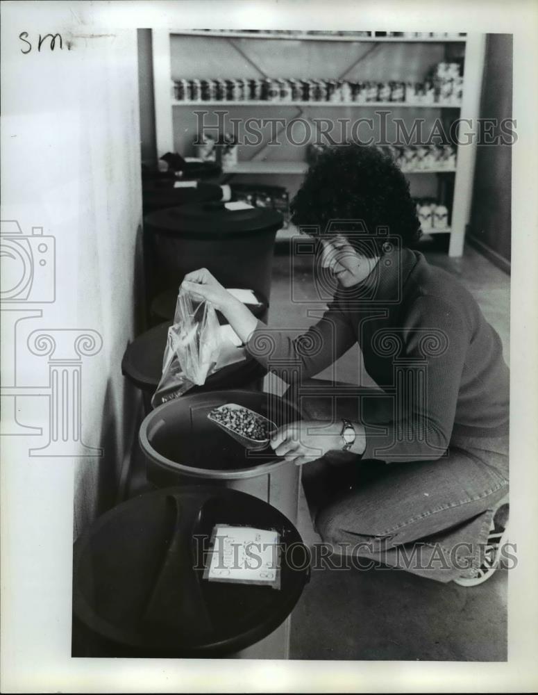 1976 Press Photo Lisa Lissman fills order for a customer - orb44112 - Historic Images