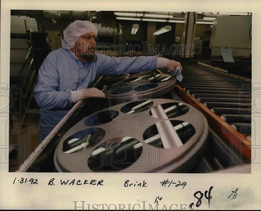 1992 Press Photo Jim Haviland a Wacker Siltronic employee checks silicon wafers - Historic Images