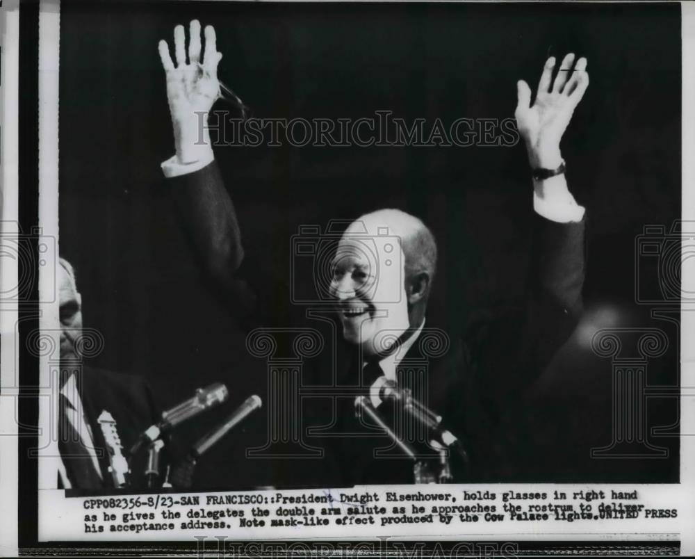 1956 Press Photo Pres. Dwight Eisenhower gives delegates a double salute Arm - Historic Images