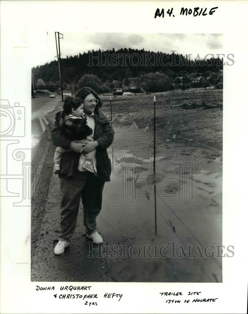 1990 Press Photo donna Urquhart and Chritopher Hefty survey a vacant lot. - Historic Images