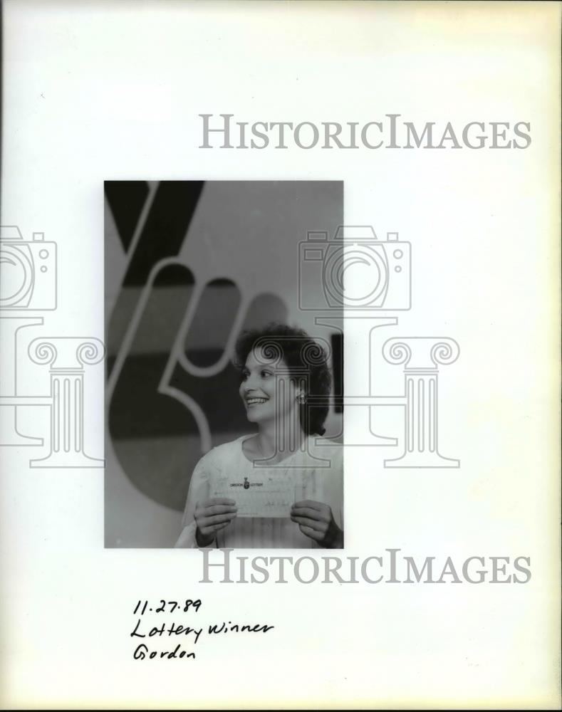 1989 Press Photo Barbara Bellingham holding checks for winning Megabucks draw - Historic Images