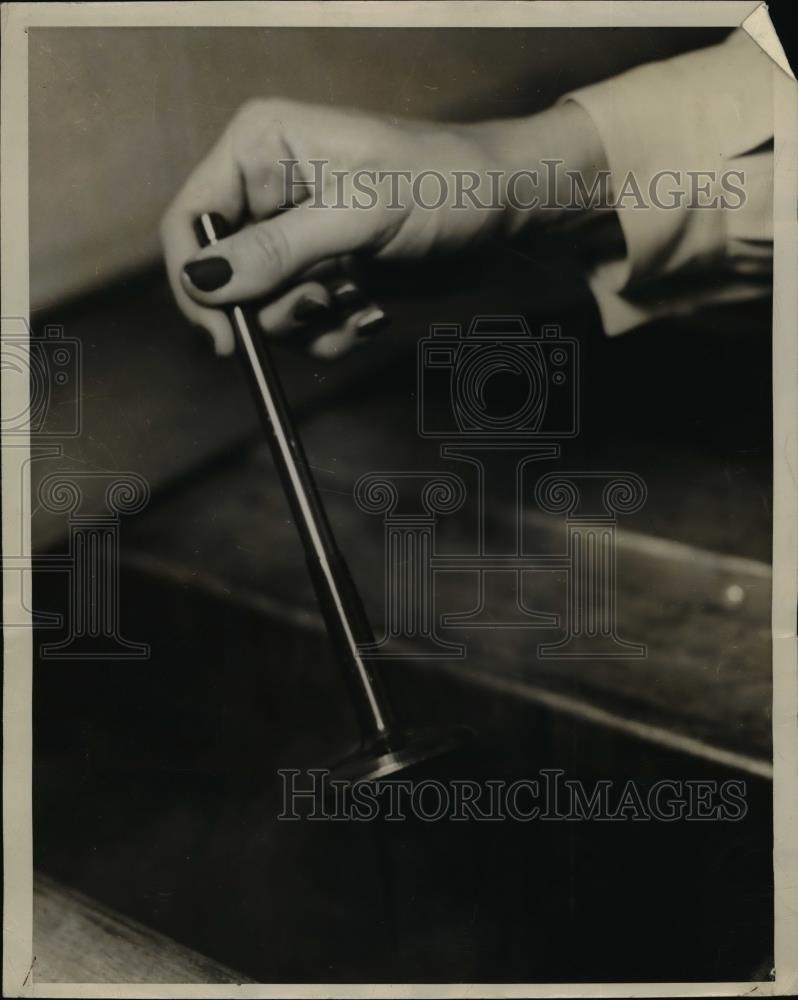 1946 Press Photo Metal part dipped in Seal-Peel plastic for storage &amp; packing - Historic Images