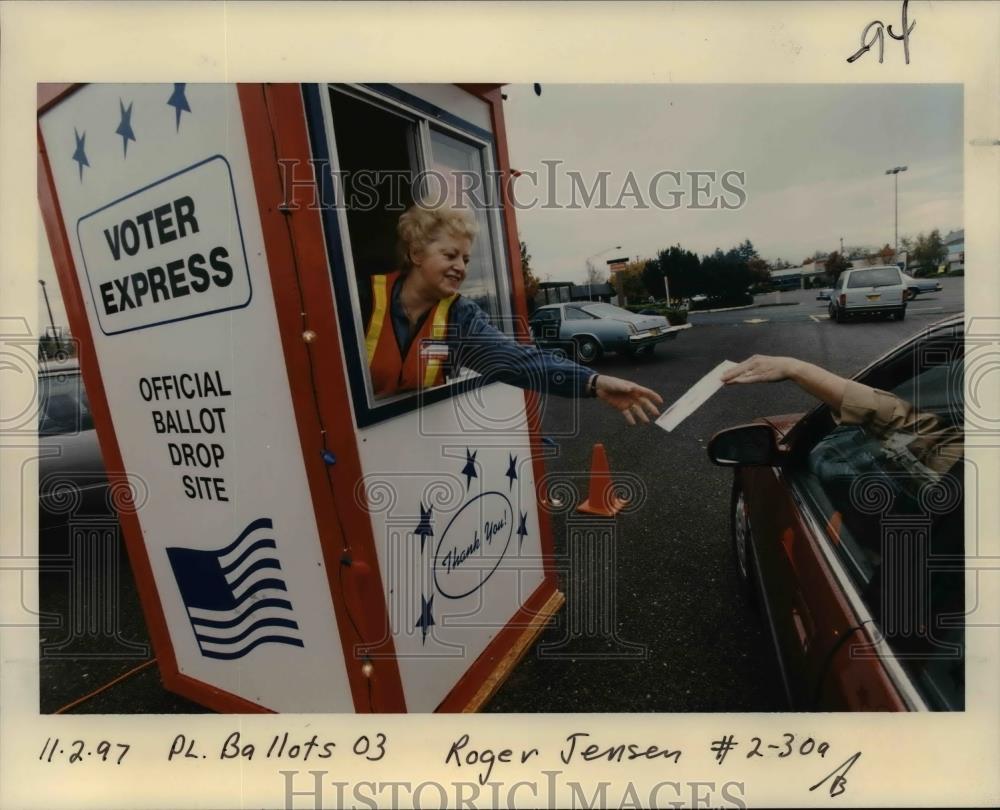1997 Press Photo Voting in Oregon - orb58765 - Historic Images