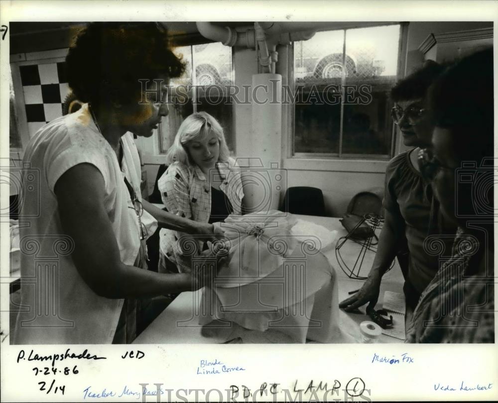 1986 Press Photo teacher Mary Davis guides students in making Victorian lampshad - Historic Images