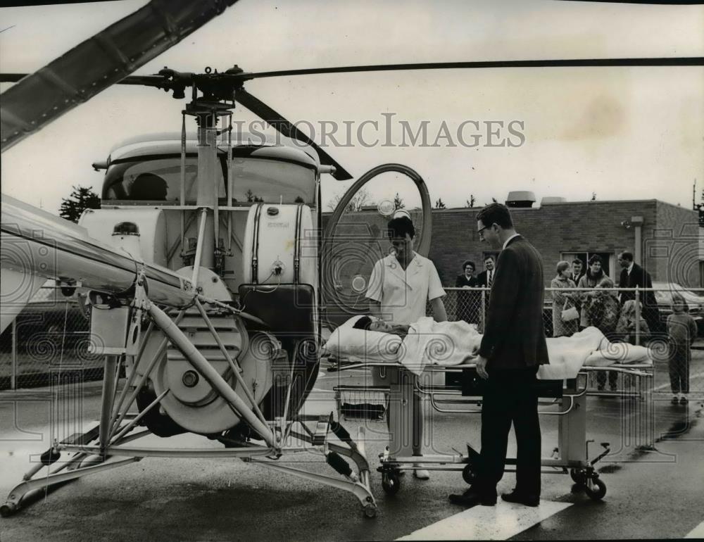 1968 Press Photo Diane Decker & Gene Brim take patient Warren Faderenrch - Historic Images
