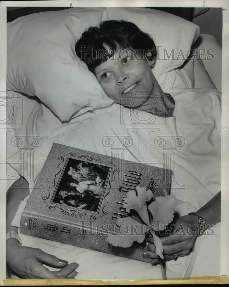 1967 Press Photo Mrs. Helen Strouse Hugs A Gift Orchid And New Large Bible - Historic Images