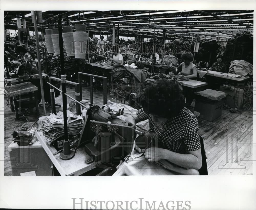 1977 Press Photo Pendleton shirts turned out by workers in Milwaukie plant - Historic Images
