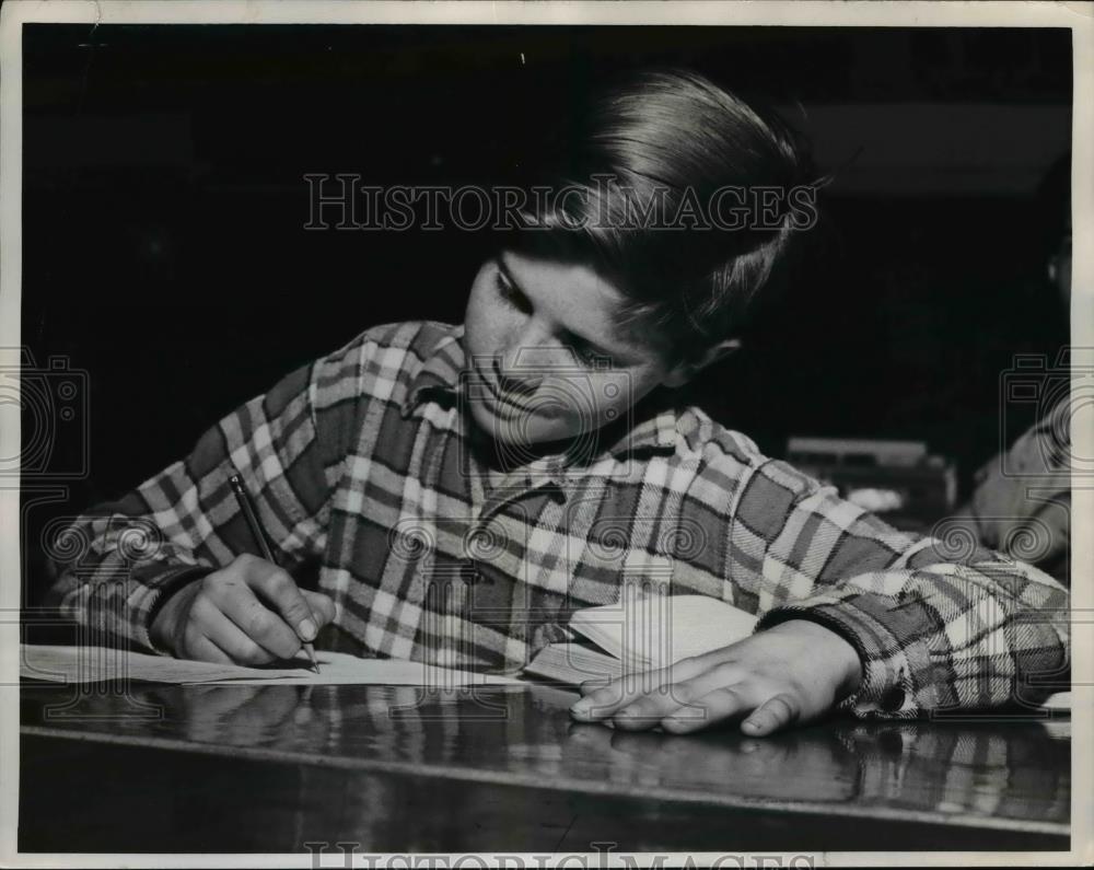 1950 Press Photo Eighth-grader Arms of Shattuck school under one teacher - Historic Images