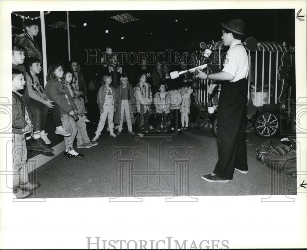 1988 Press Photo Juggler Bobarino Gravittini at Meier & Frank's Santaland - Historic Images