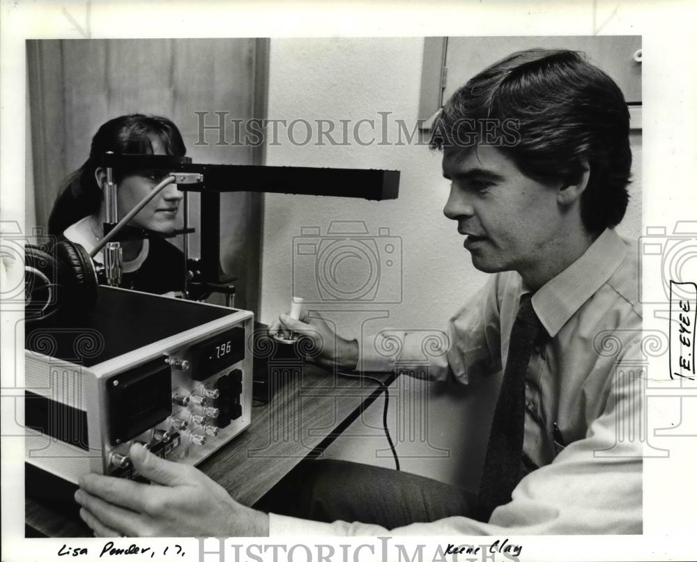 1985 Press Photo Optometrist O. Keene Clay Uses a New Instrument to Treat - Historic Images