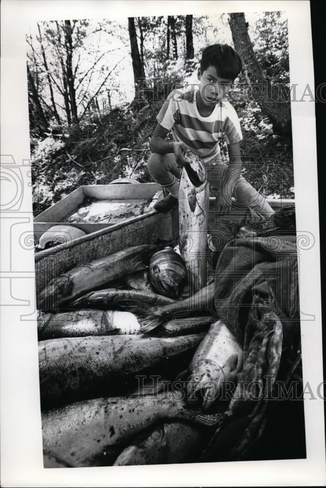 1966 Press Photo Indian Fishing-Eugene Cree with Salmon at Old Cook&#39;s Landing - Historic Images