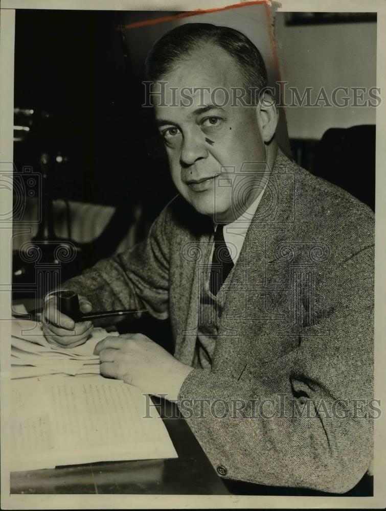 1933 Press Photo Joseph B Eastman Interstate Commerce Commissioner at his desk - Historic Images