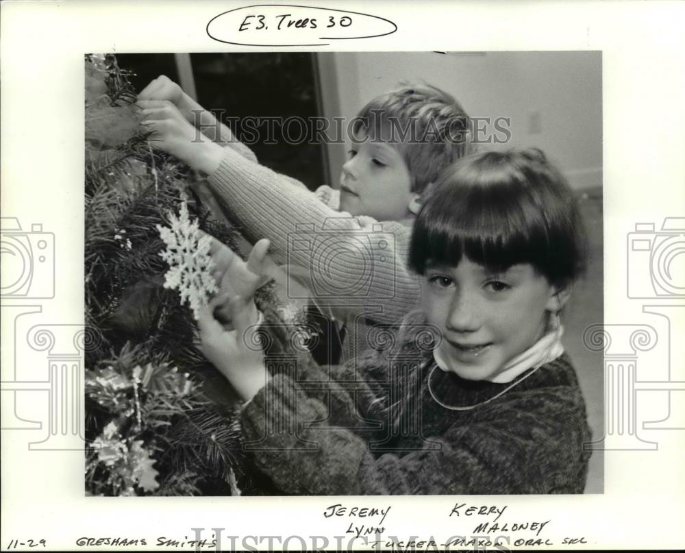 1993 Press Photo Christmas Tree Oregon Jeremy Lynn, Kerry Maloney - orb05129 - Historic Images