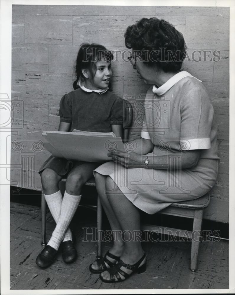 1970 Press Photo Nancy Maule helps by Mrs. Wallace Cleaver at Peninsula School - Historic Images