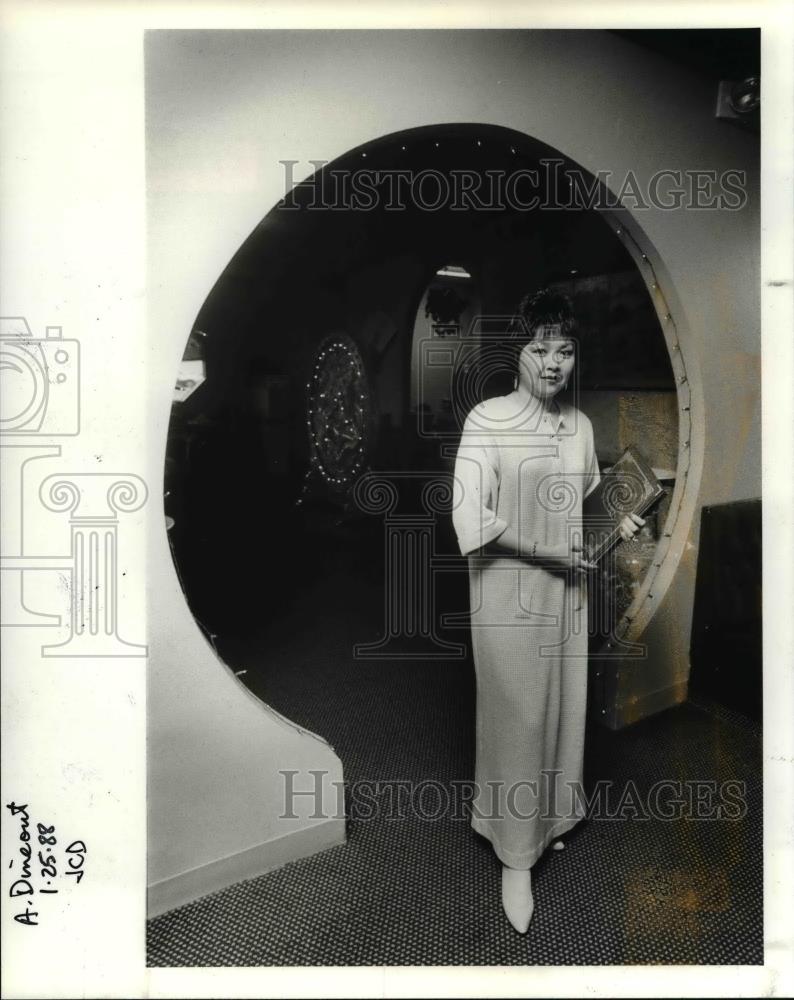 1988 Press Photo Canyon Pearl Restaurant, Nancy Wu Is The Owner, Awaiting Guests - Historic Images