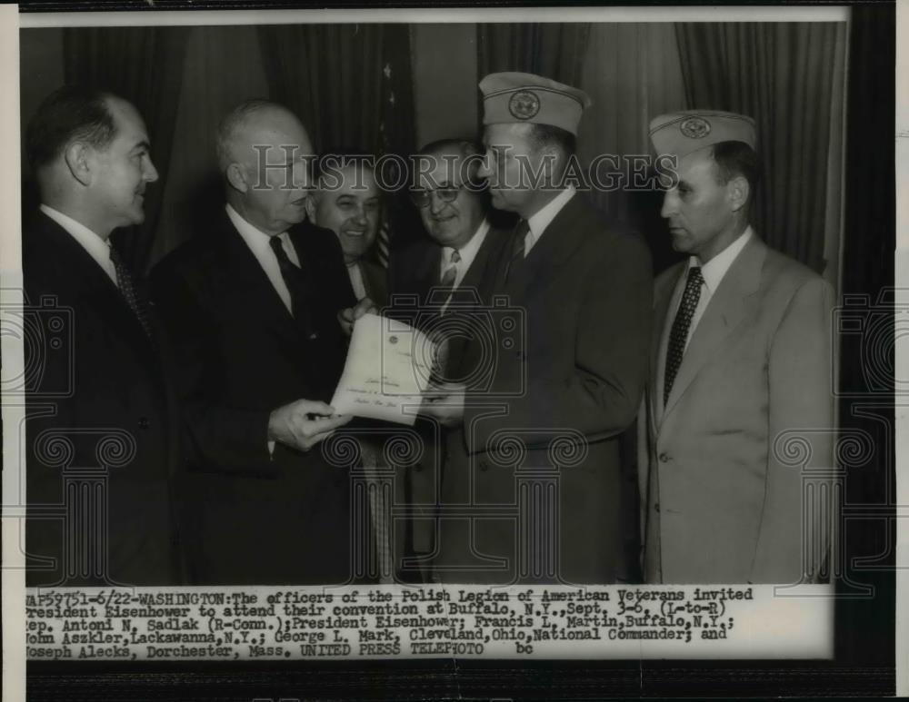 1954 Press Photo Pres.Eisenhower with Polisd Legion of American Veterans - Historic Images