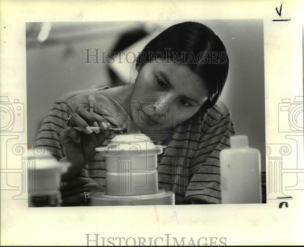1985 Press Photo Warm Spring Indian Winona Lewis removes insulation from wiring - Historic Images