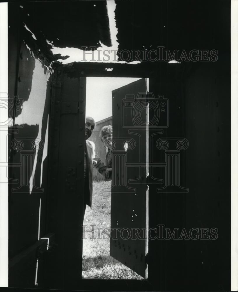 1986 Press Photo Clackamas County Sheriff Bill Brooks and historian H. Historic Images