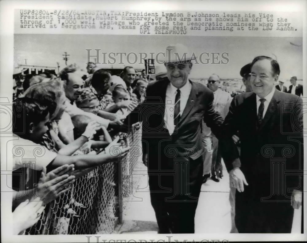 1964 Press Photo Pres.Lyndon Johnson leads Vice Pres. Hubert Humphrey - Historic Images