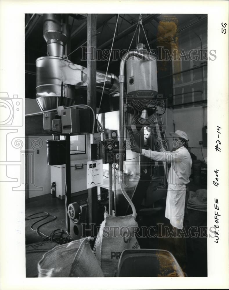 1991 Press Photo Longbottom Coffee employee Cruz Rodriguez-Martinez - orb60780 - Historic Images