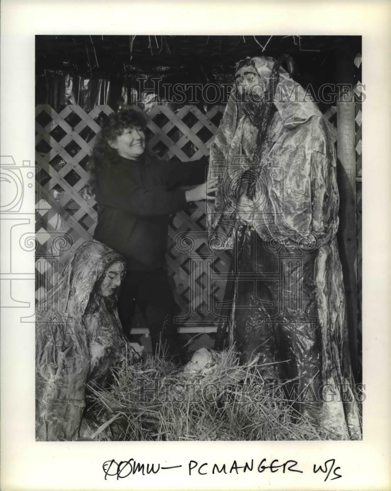 1992 Press Photo Georgetta Crawford checks out the manger at her mother&#39;s house - Historic Images