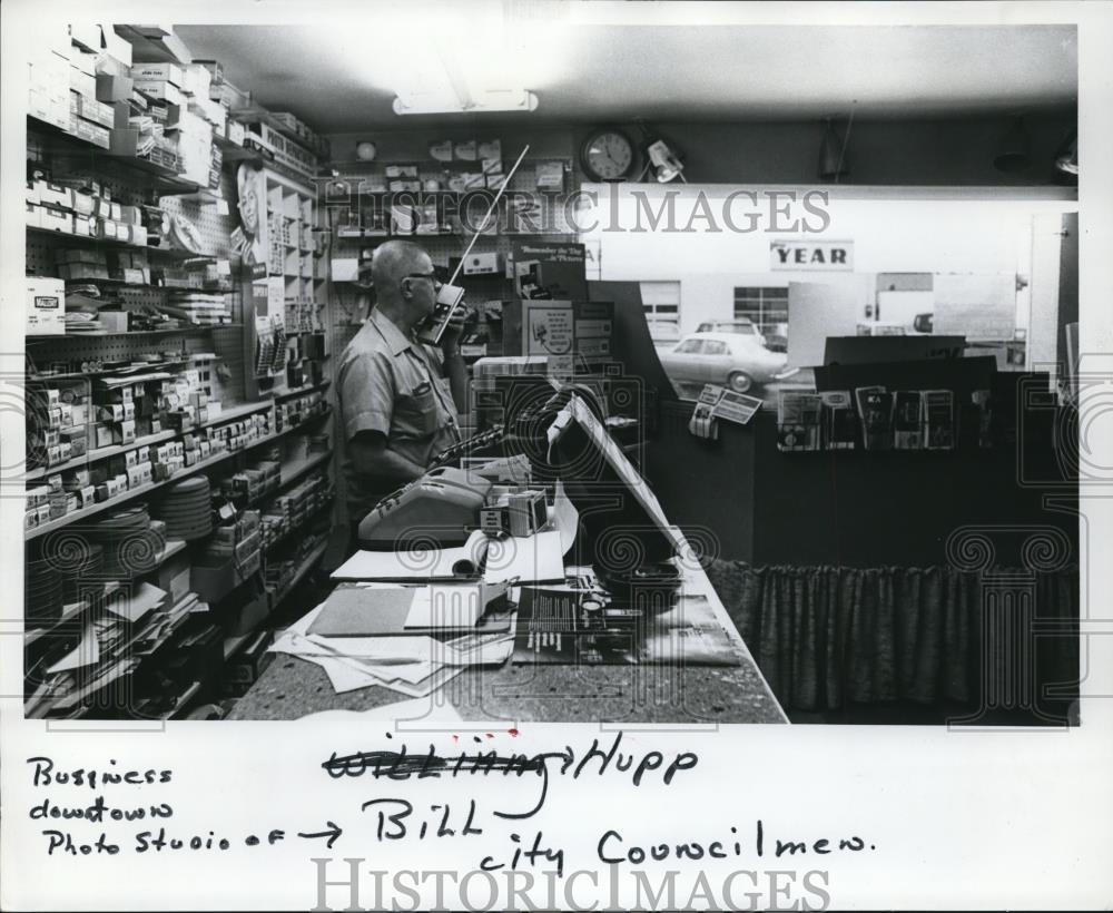 1970 Press Photo Bill Hupp Keeps Talk Set Handy for New Community Watc ...