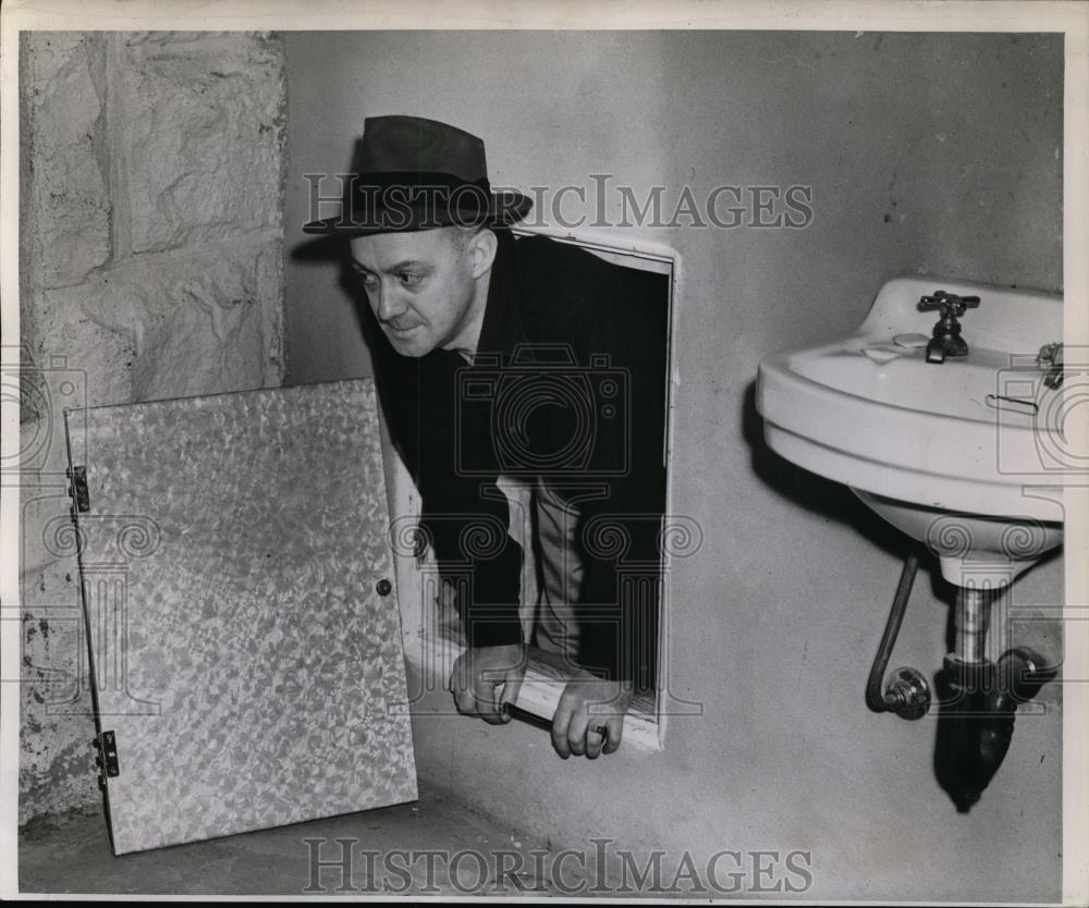 1944 Press Photo Jack Mathews, county jail superintendent, Rocky Butte - Historic Images