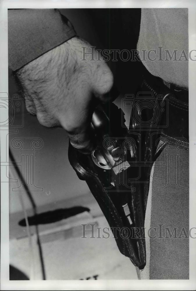 1974 Press Photo Safety speed holster, being adopted by Portland Police. - Historic Images