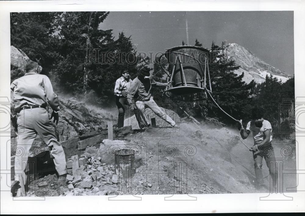 1967 Press Photo Hardy Crew Struggles Hood River Meadows - ora94499 - Historic Images