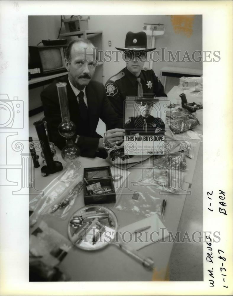 1987 Press Photo Sheriff Bill Porbsfield & Deputy Mike O'Connell with poster - Historic Images