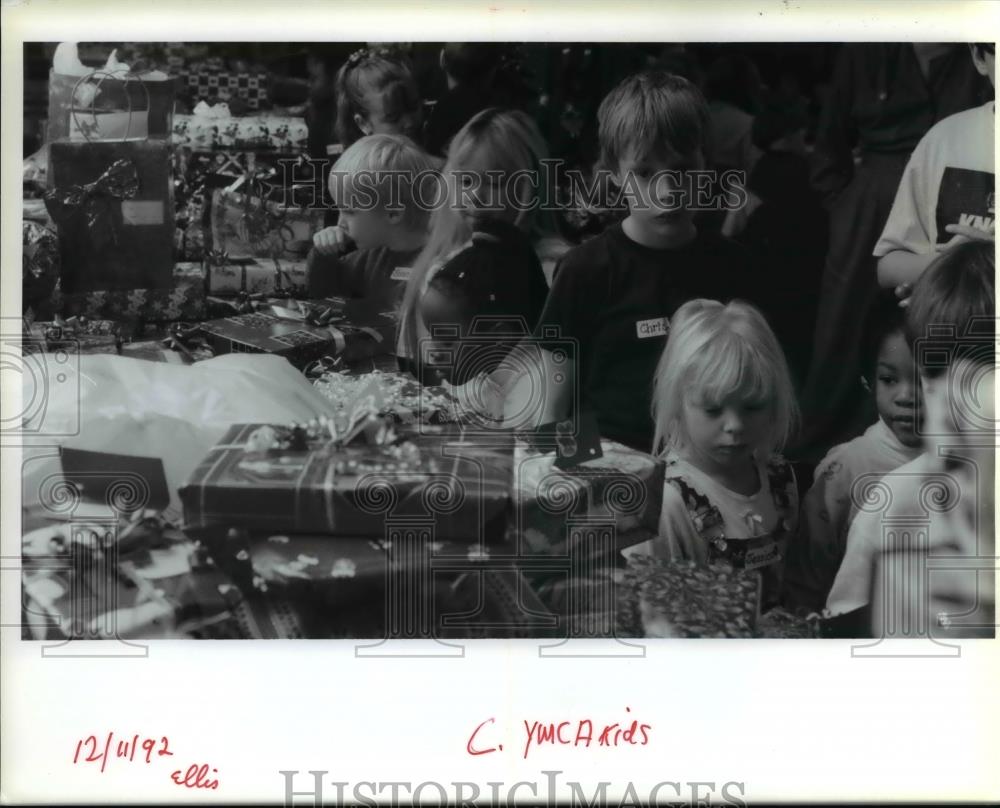 1992 Press Photo Children look for their names on gofts at the Multnomah County - Historic Images