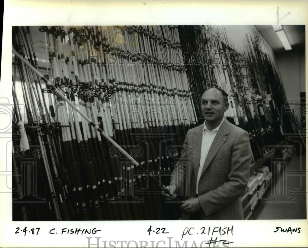 1987 Press Photo Larry Schoenborn, Oregon City sporting goods dealer and - Historic Images