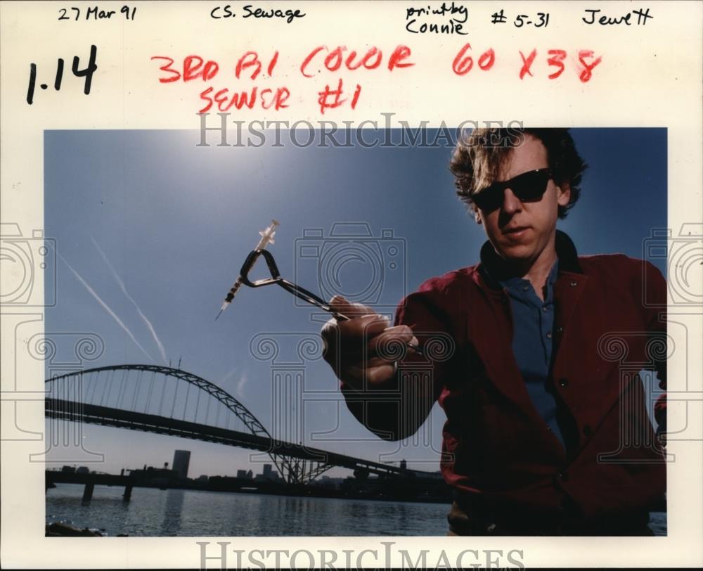 1991 Press Photo Mark Pratt with hypodermic syringe found at Willamette River - Historic Images